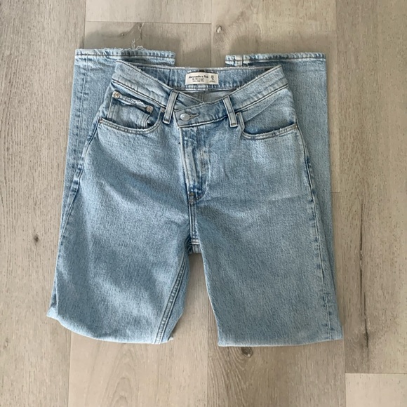 Abercrombie & Fitch Denim - Abercrombie & Fitch ‘The 90s Straight Ultra High Rise 25 Blue Denim Jeans